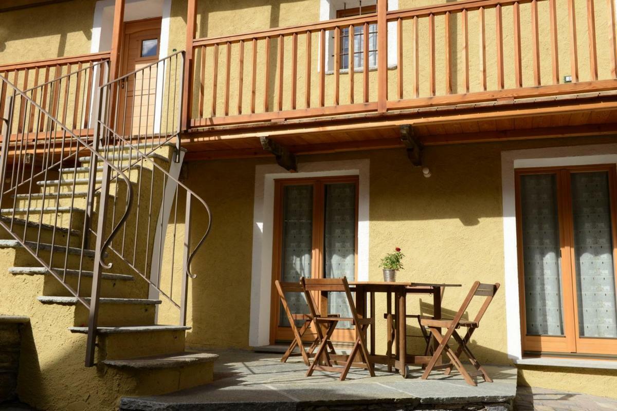 Vieilles Maisons D'Introd Bagian luar foto